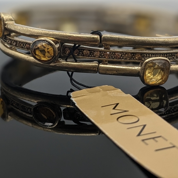 Monet vintage stretch bracelet. - Picture 2 of 10